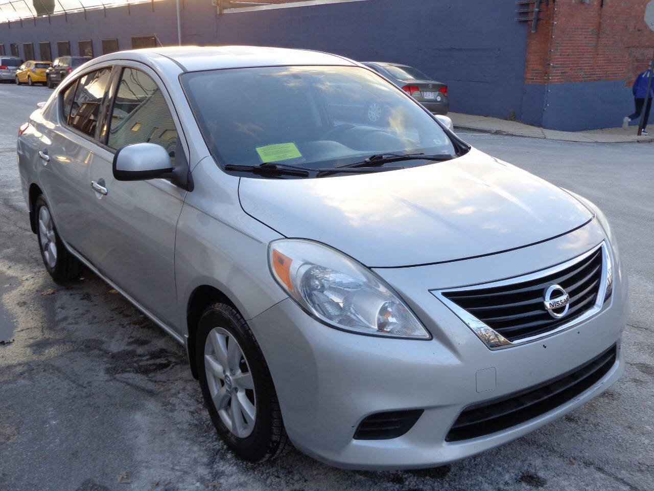 Used 2014 Nissan Versa SV w/ Convenience Package image 2
