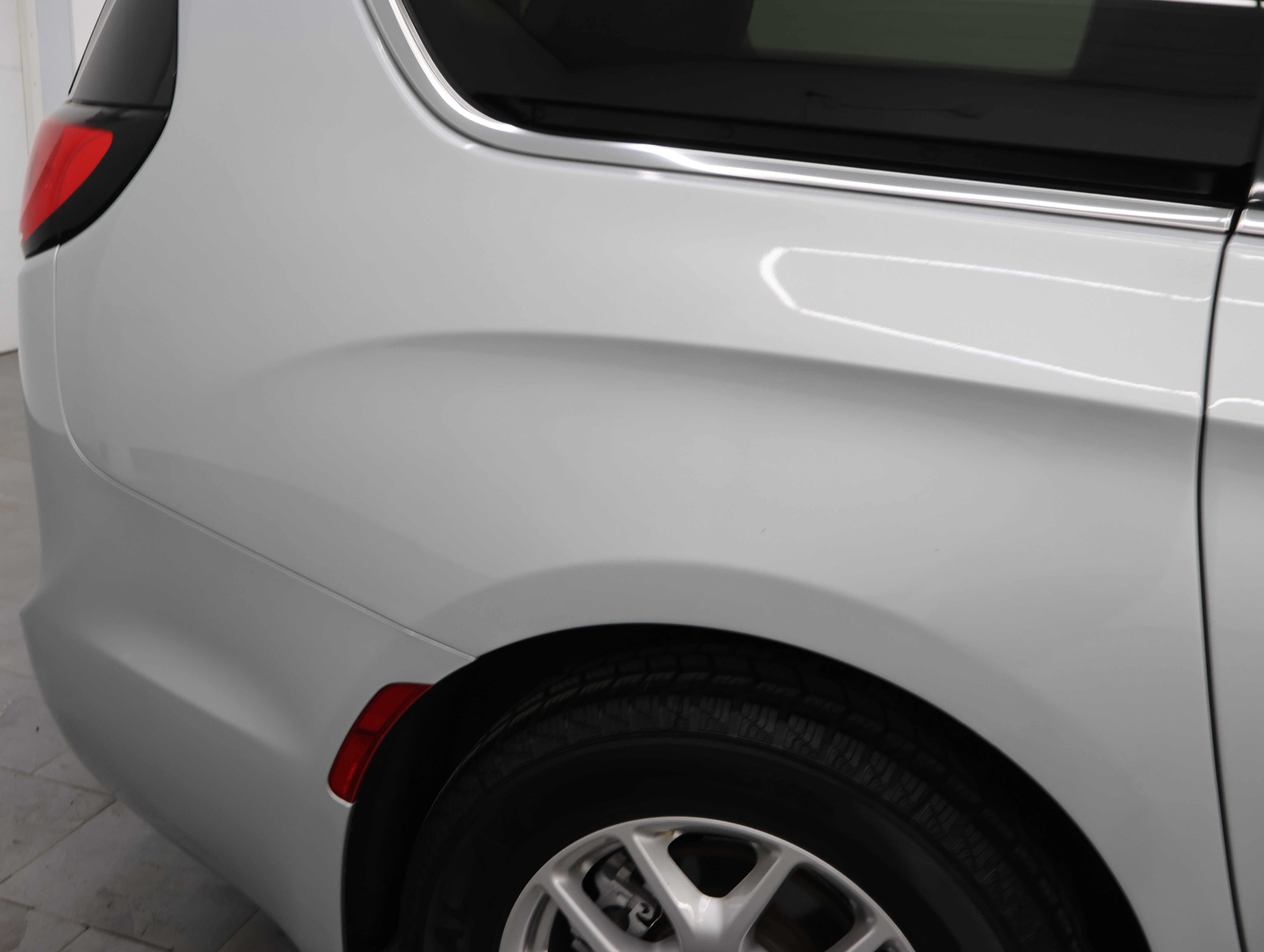Used 2024 Chrysler Pacifica Touring-L FWD image 24