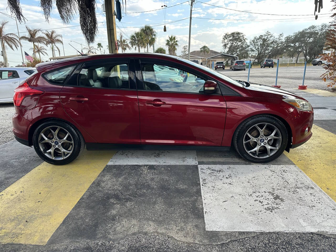 Used 2014 Ford Focus SE w/ Equipment Group 201A FWD image 4
