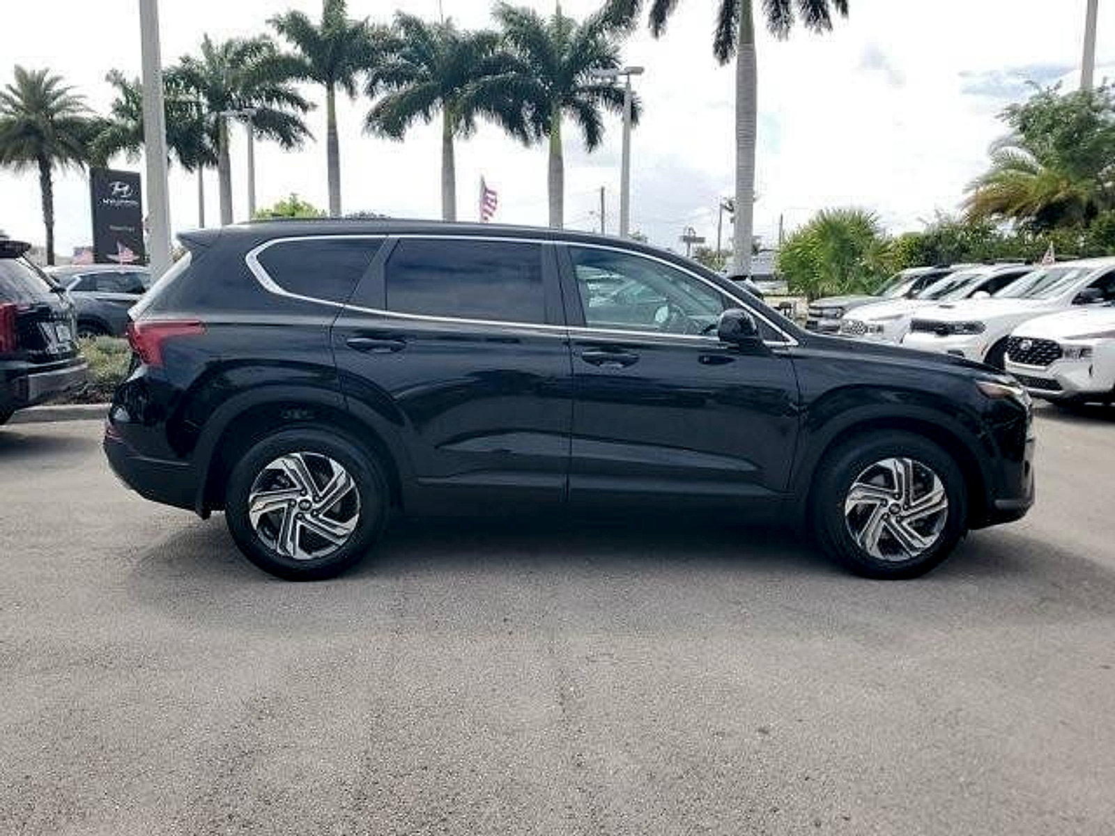 Used 2023 Hyundai Santa Fe SE w/ Cargo Package FWD image 4