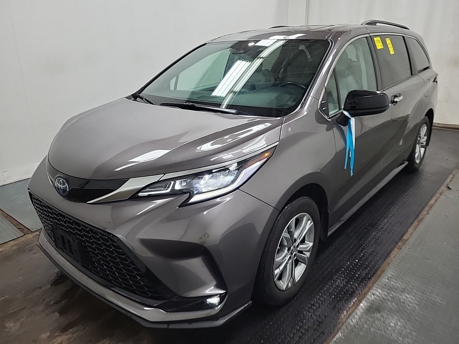 Used 2022 Toyota Sienna XSE AWD/4WD image 1