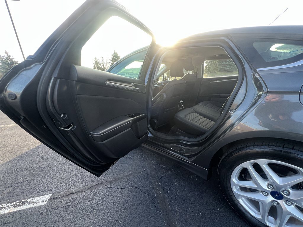 Used 2016 Ford Fusion SE image 14
