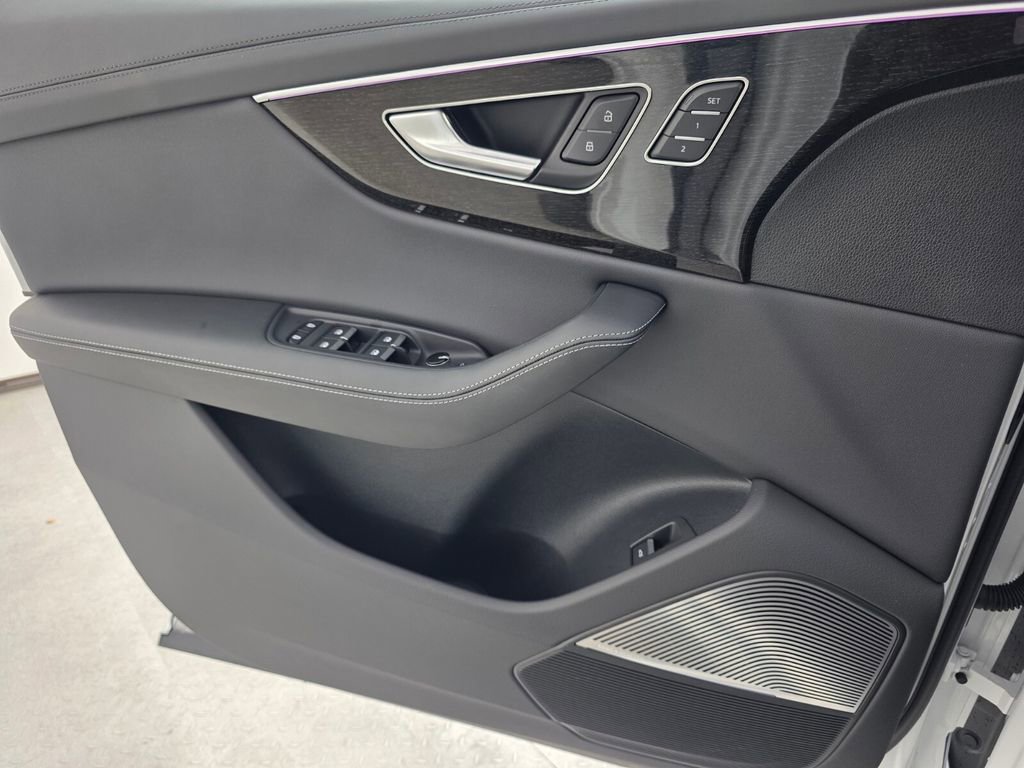 Used 2025 Audi Q8 Prestige image 25