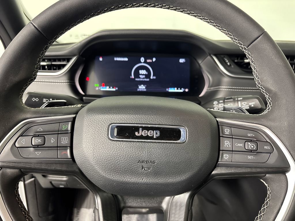 Used 2025 Jeep Grand Cherokee L Laredo image 15