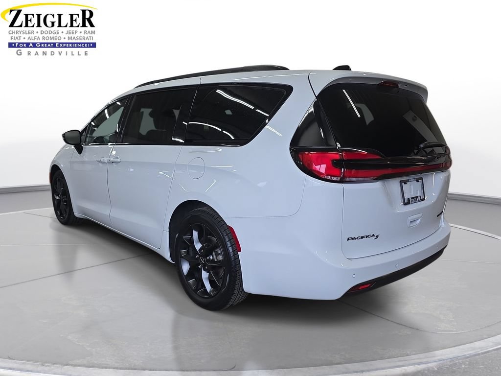 Certified 2025 Chrysler Pacifica Limited FWD image 7