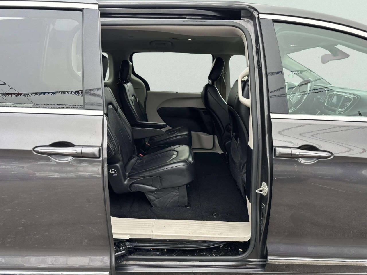 Used 2019 Chrysler Pacifica Touring-L image 15