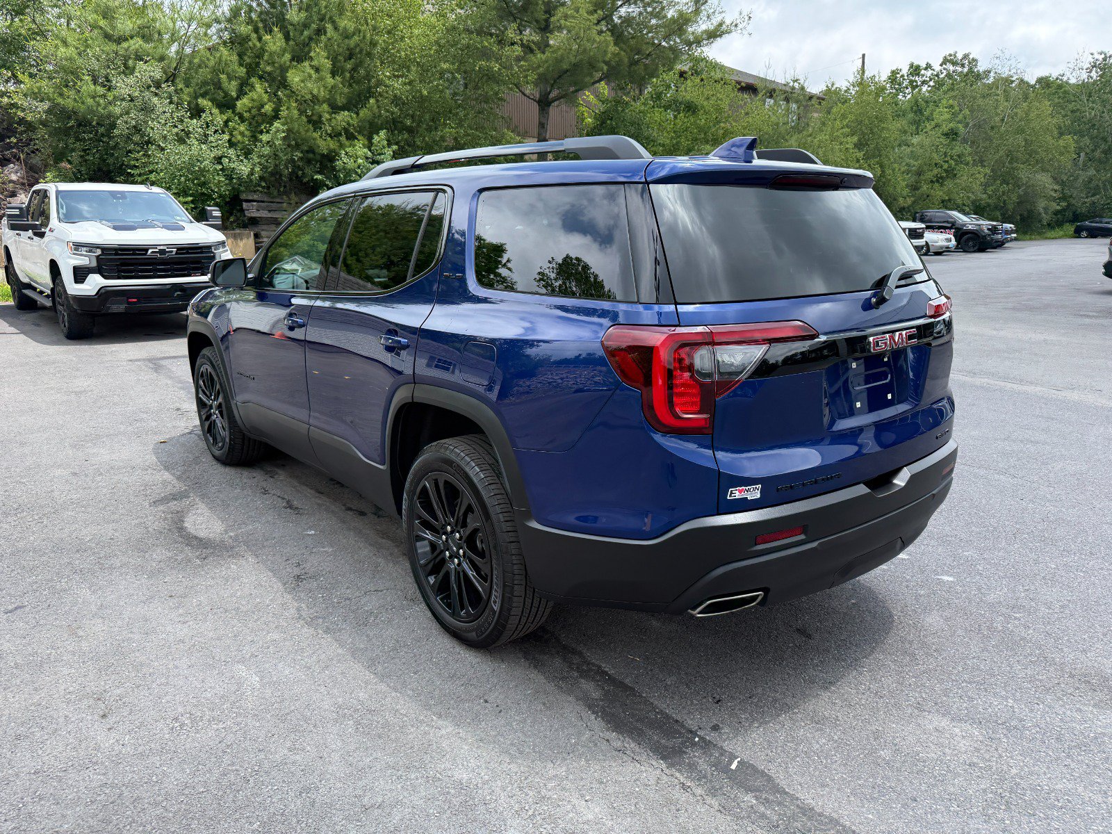 Certified 2023 GMC Acadia SLE w/ Driver Convenience Package AWD/4WD image 3