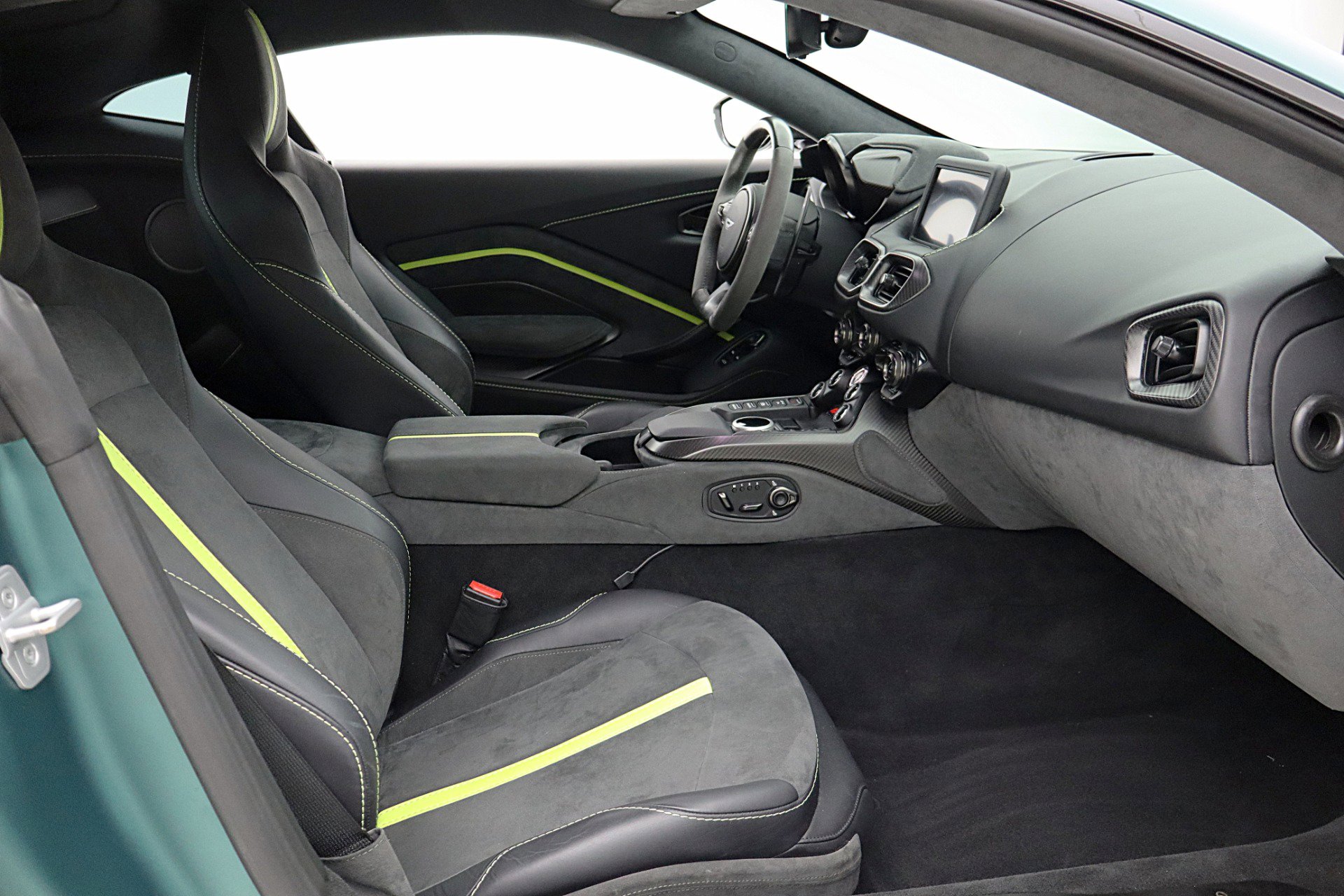 Used 2023 Aston Martin V8 Vantage Coupe image 39