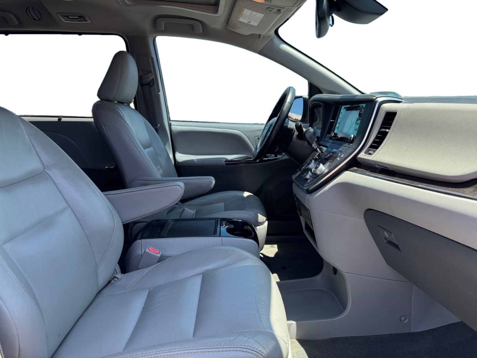 Used 2018 Toyota Sienna XLE w/ XLE Navigation Package FWD image 17