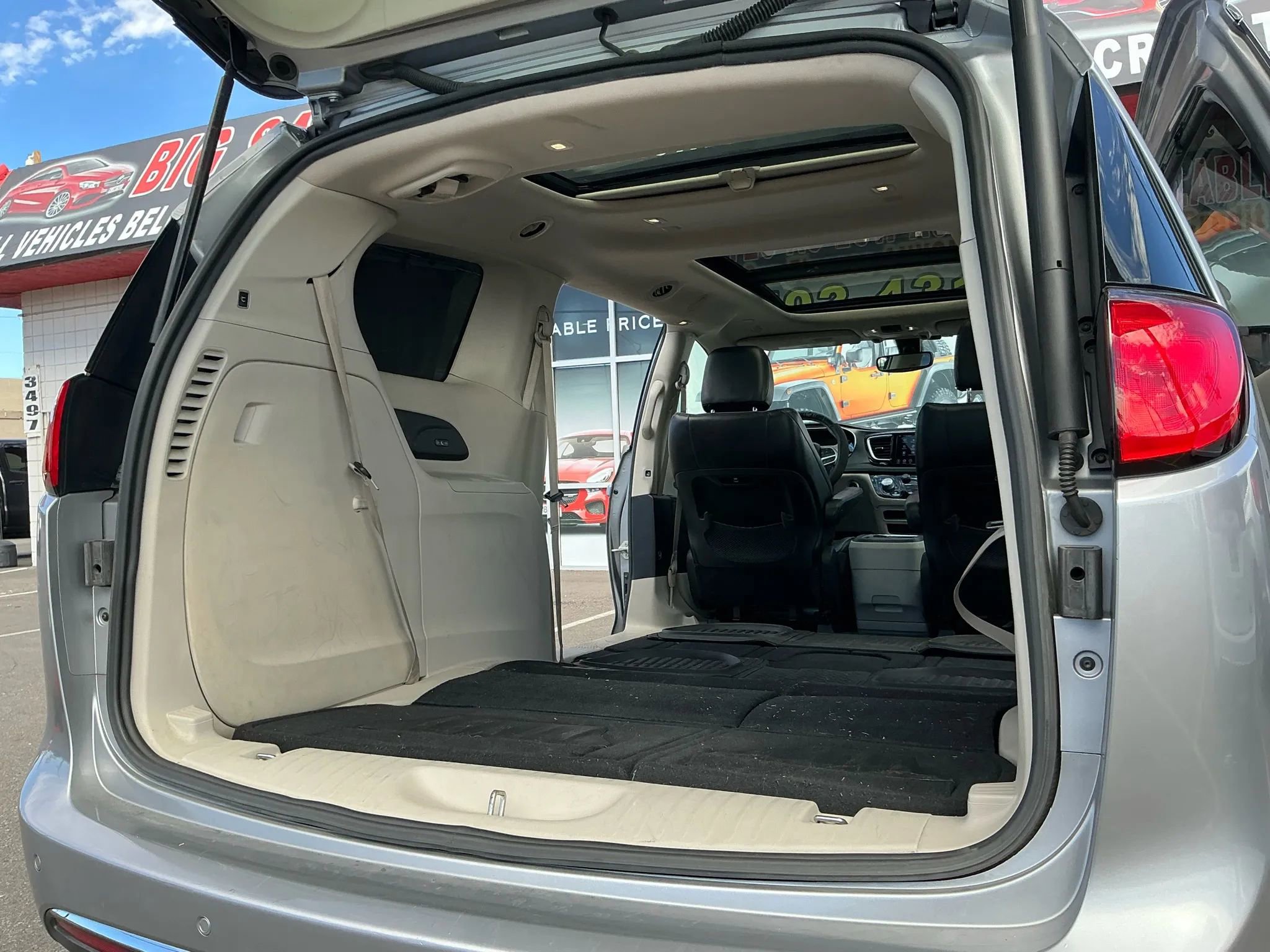 Used 2020 Chrysler Pacifica Limited FWD image 28