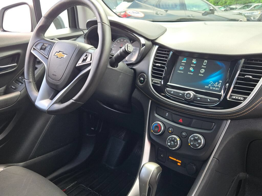 Certified 2017 Chevrolet Trax LT w/ LT Convenience Package FWD image 5