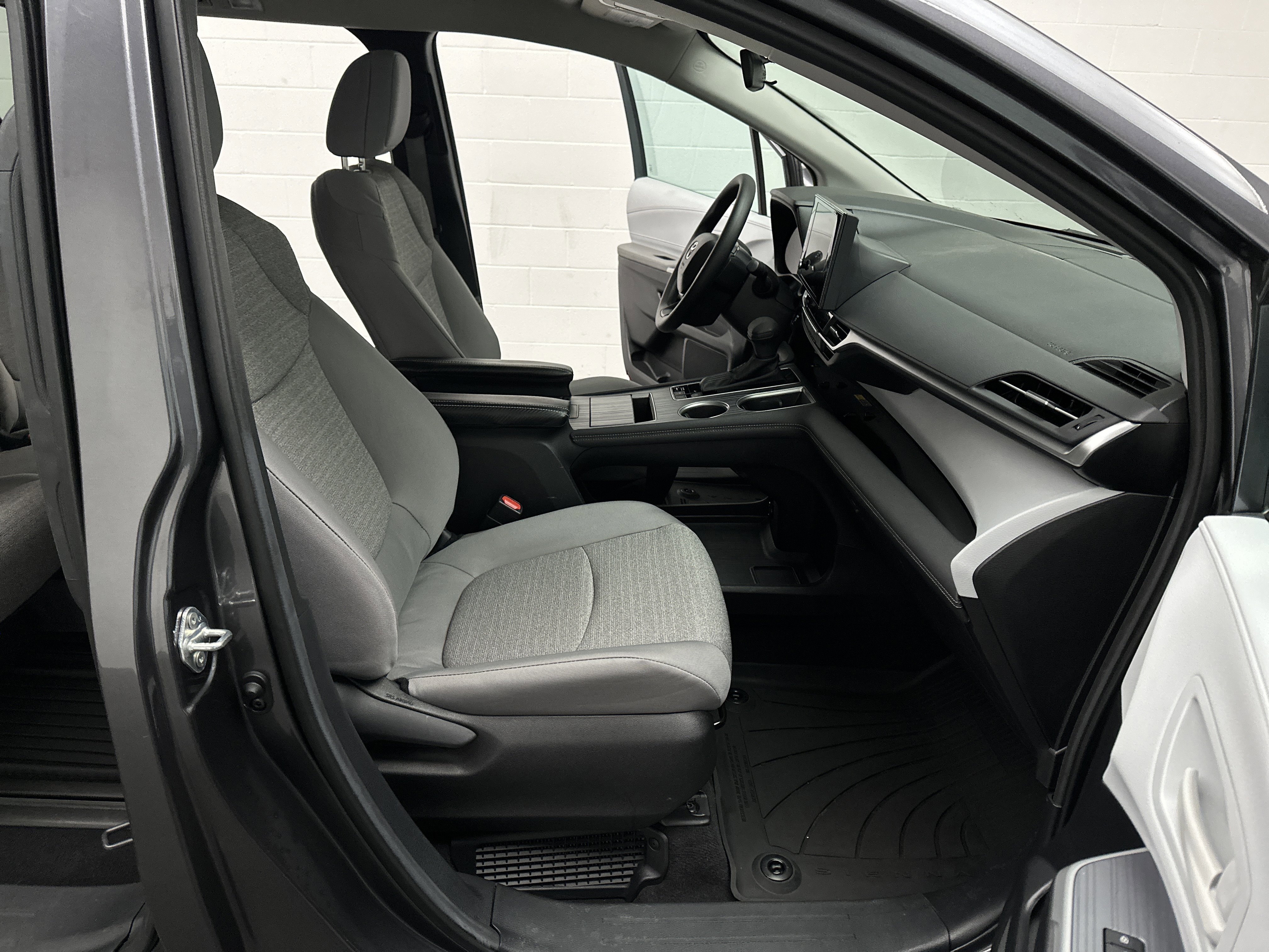 Used 2025 Toyota Sienna LE image 22