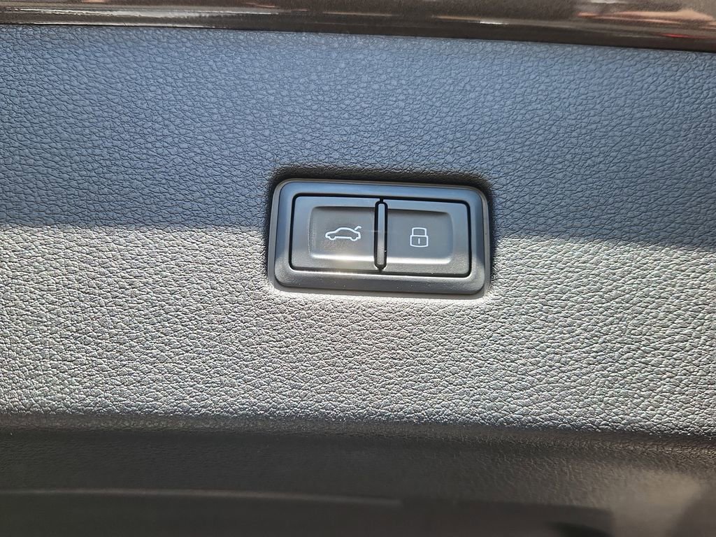 Used 2021 Audi Q8 Prestige w/ Prestige Package image 12