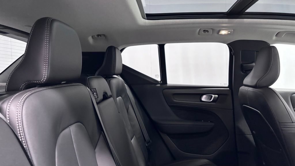 Certified 2025 Volvo XC40 B5 Plus AWD/4WD image 24
