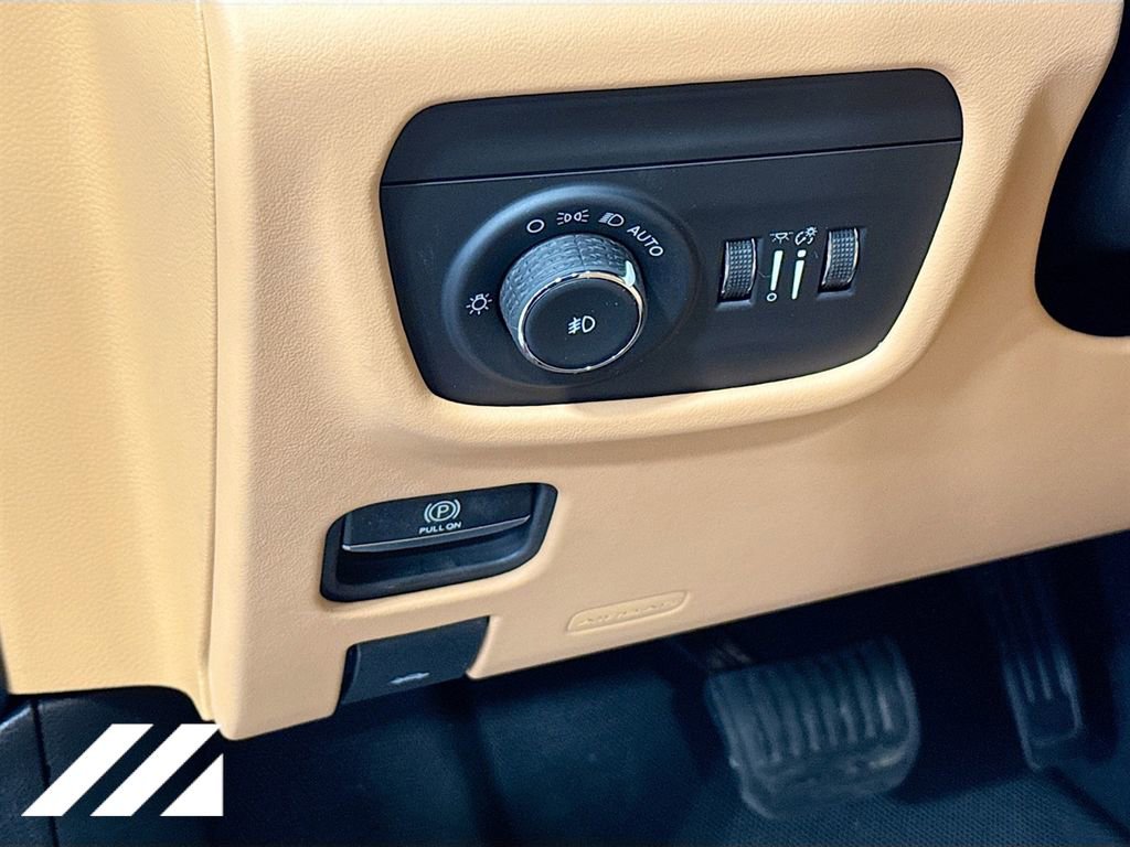 Used 2026 Jeep Grand Cherokee L Summit w/ Advanced Protech Group IV AWD/4WD image 10