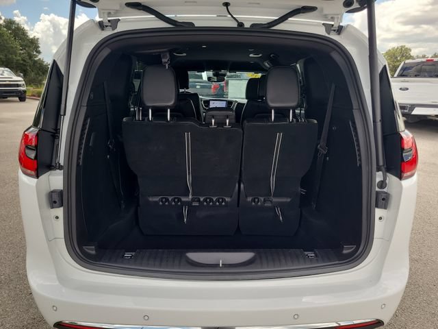 Used 2025 Chrysler Pacifica Select FWD image 10