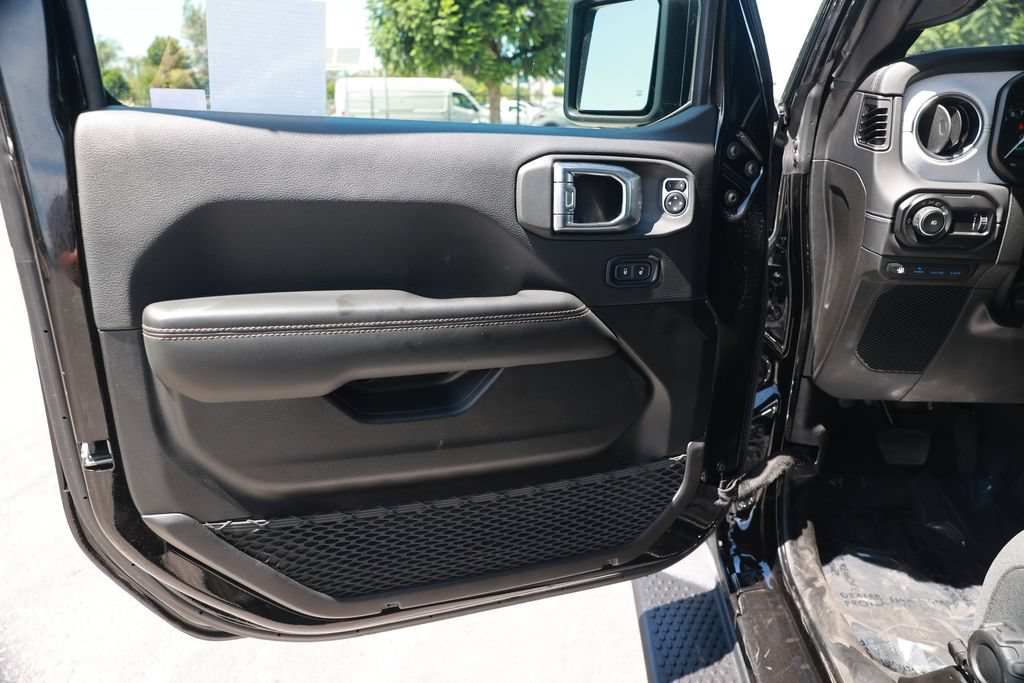 Used 2025 Jeep Wrangler Unlimited Sahara AWD/4WD image 20