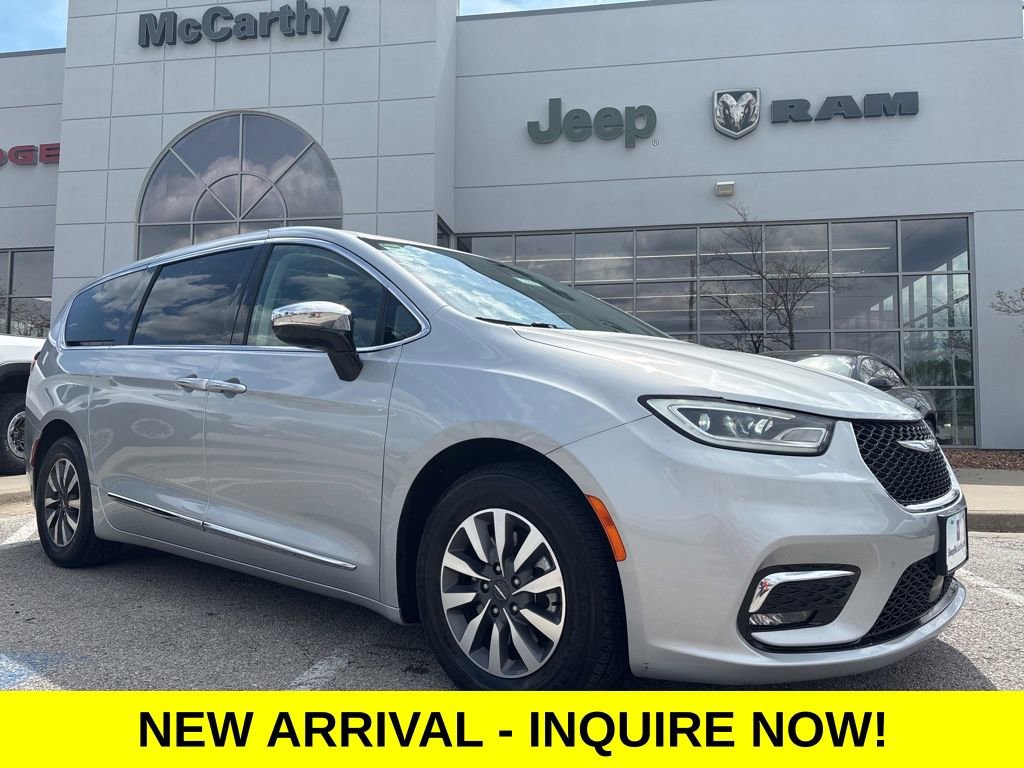 Used 2023 Chrysler Pacifica Limited image 1