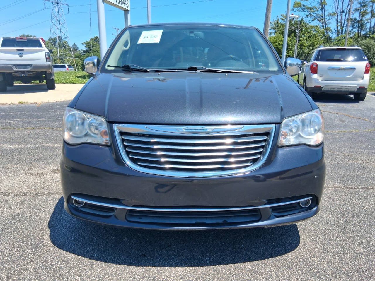 Used 2013 Chrysler Town & Country Touring-L w/ Driver Convenience Group FWD image 2