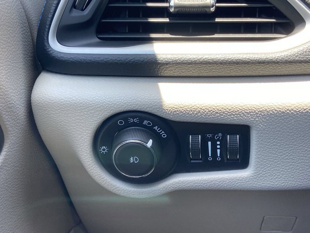 Used 2021 Chrysler Pacifica Touring-L FWD image 13