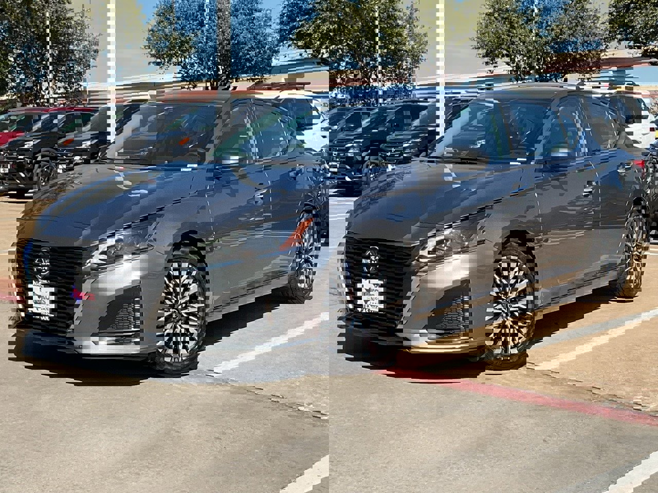 Used 2024 Nissan Altima 2.5 SV image 2