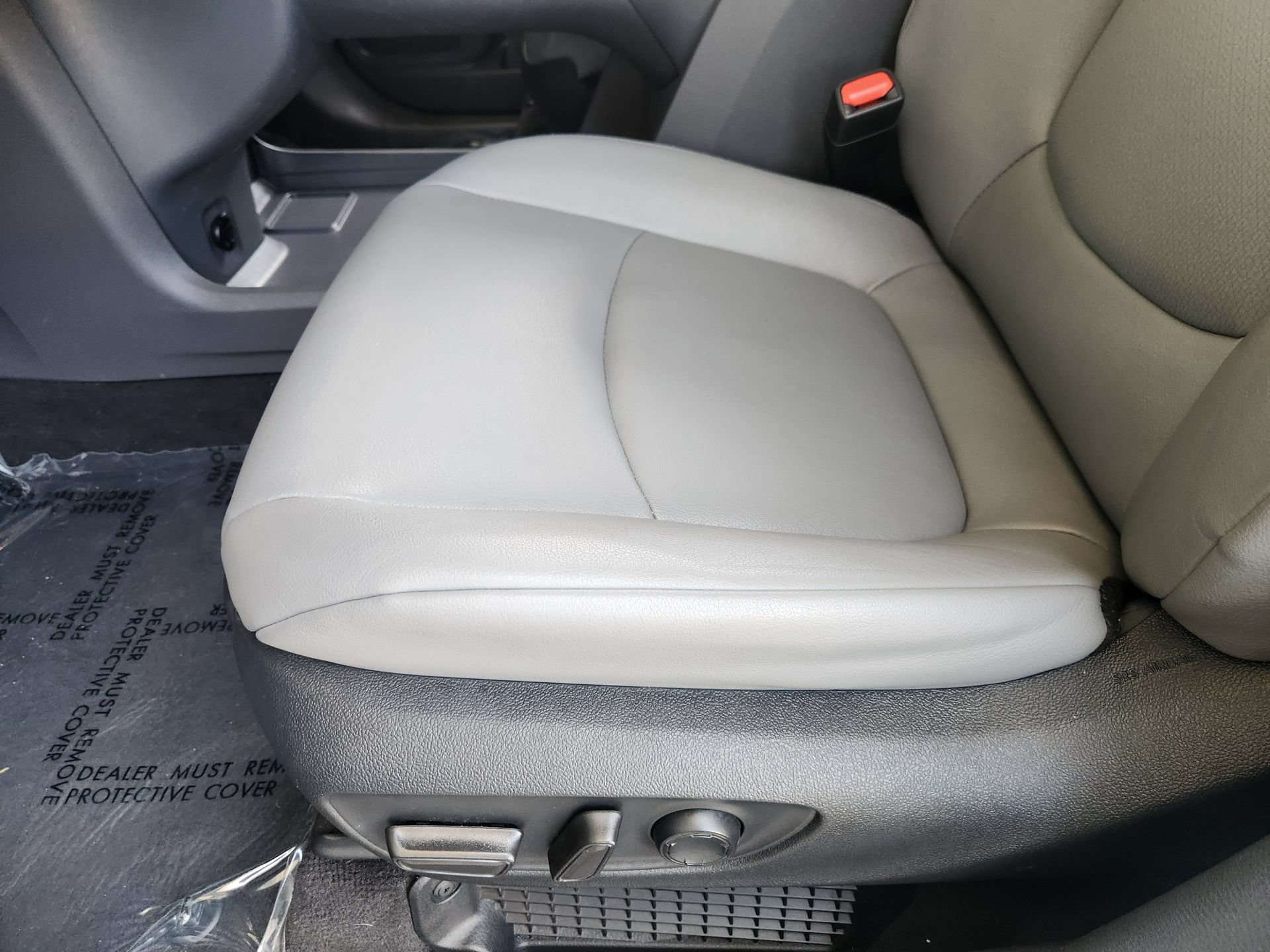 Used 2023 Toyota Sienna XLE FWD image 24