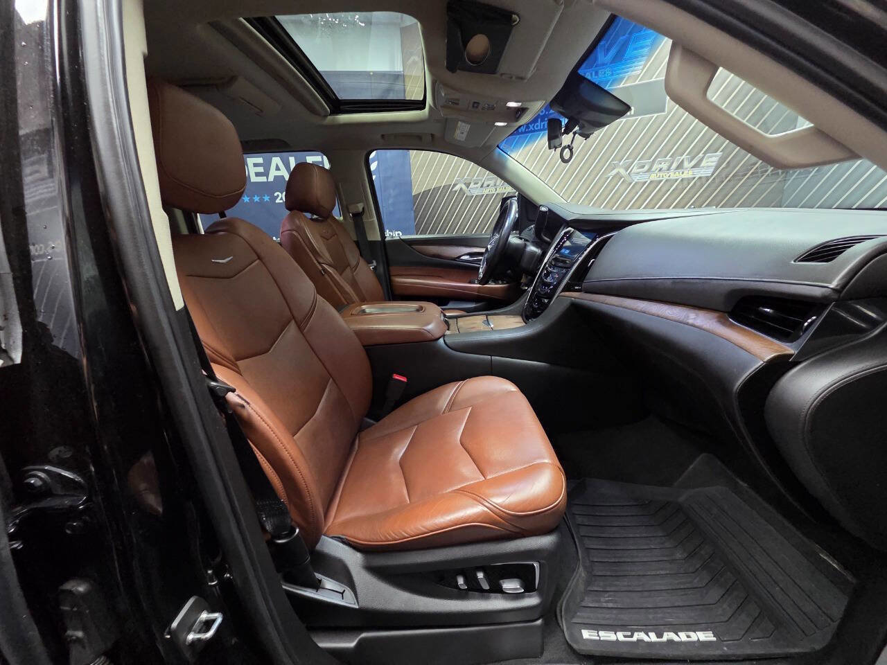 Used 2018 Cadillac Escalade ESV Luxury AWD/4WD image 33