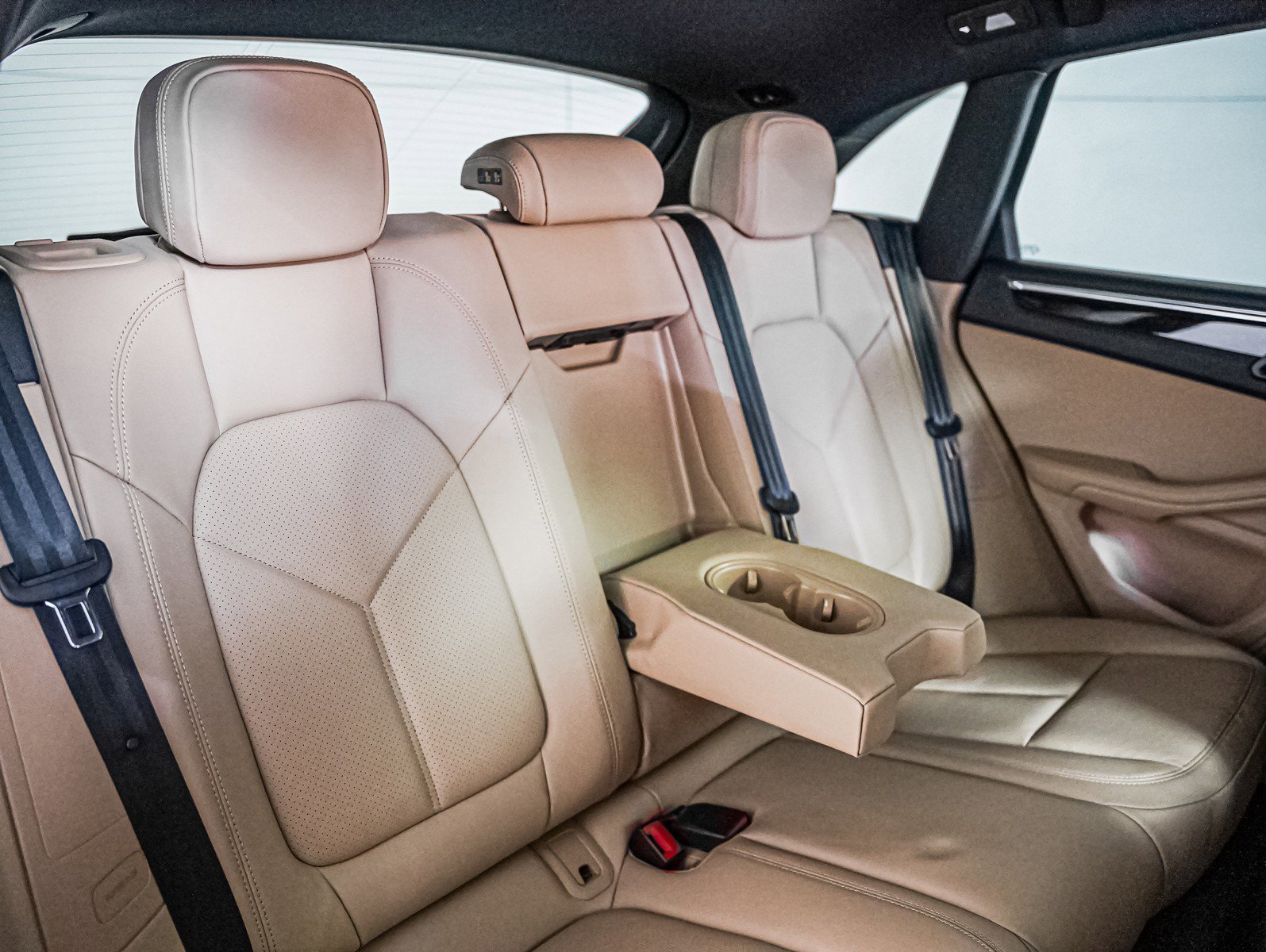 Certified 2025 Porsche Macan image 6