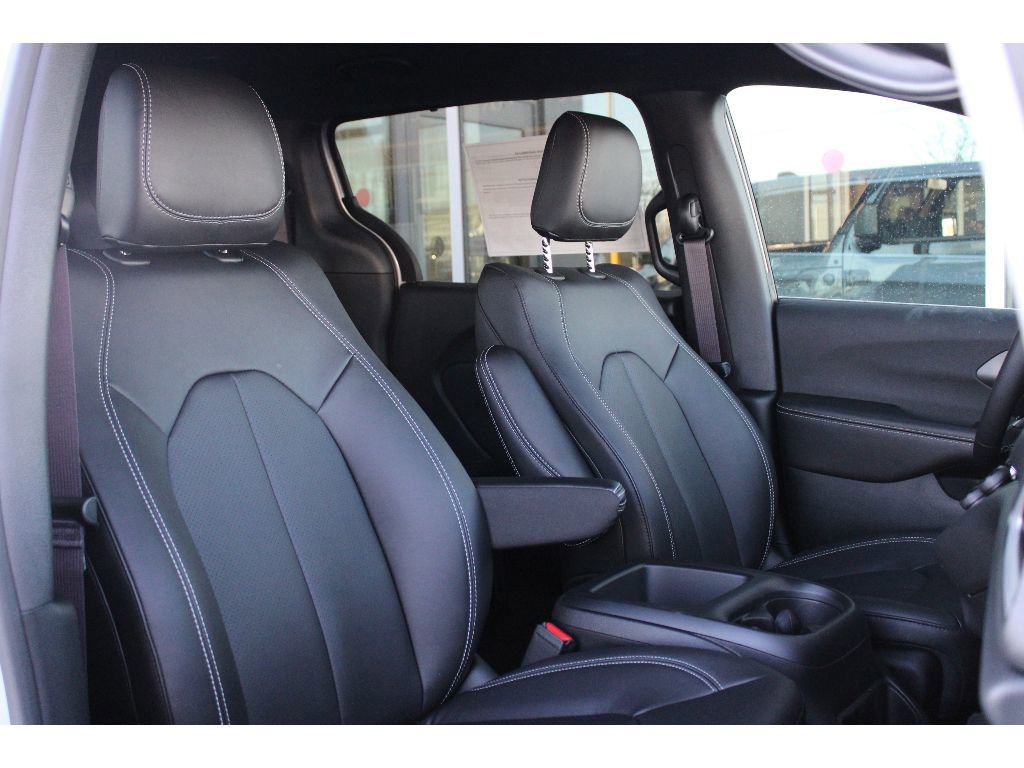 New 2026 Chrysler Pacifica Select image 26