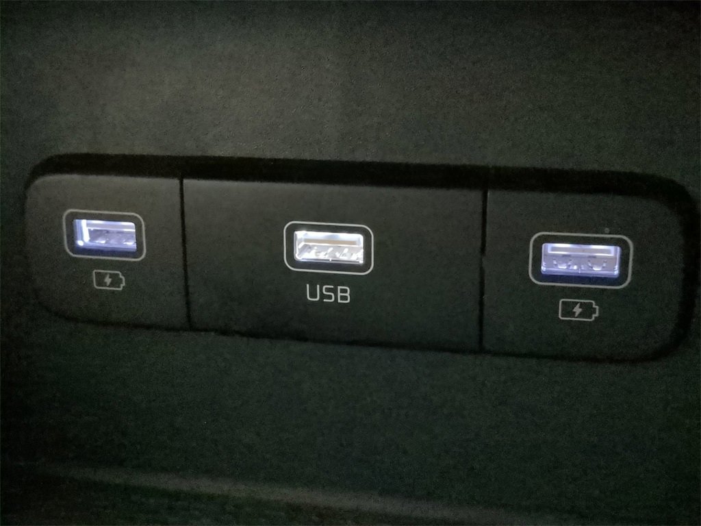 Used 2024 Kia Carnival LX image 26