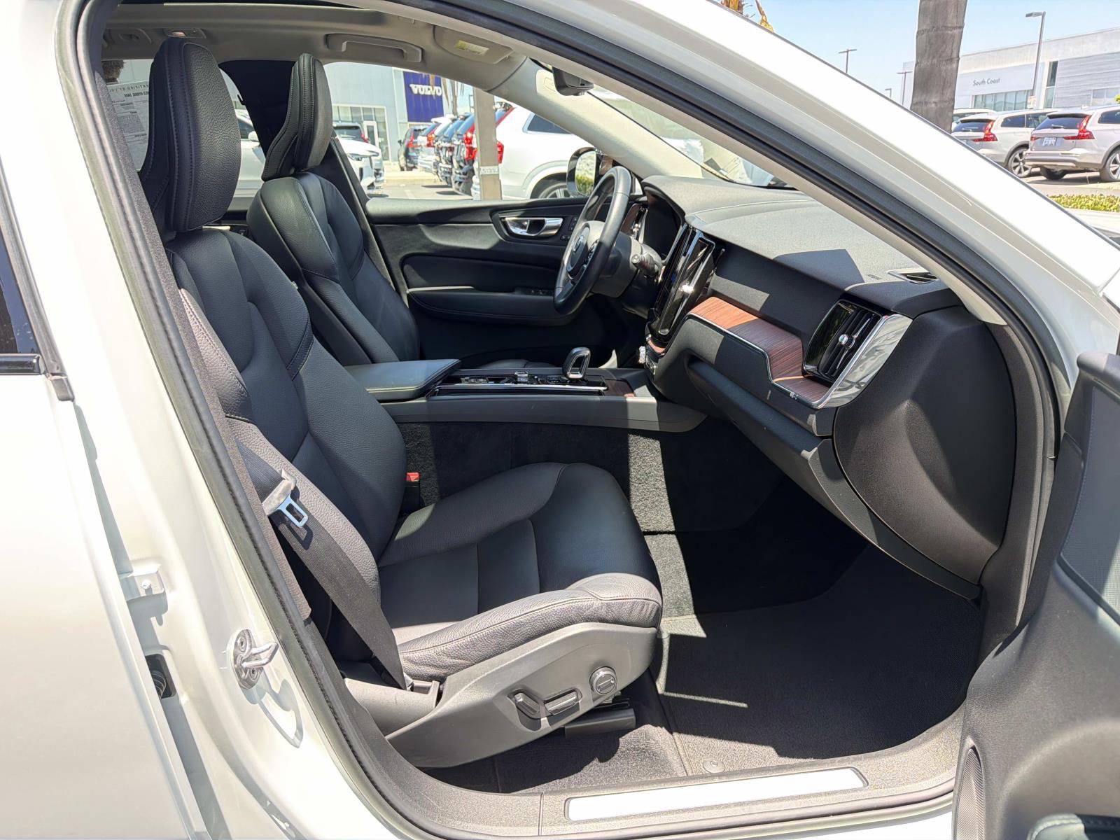 Certified 2023 Volvo XC60 B5 Plus AWD/4WD image 25