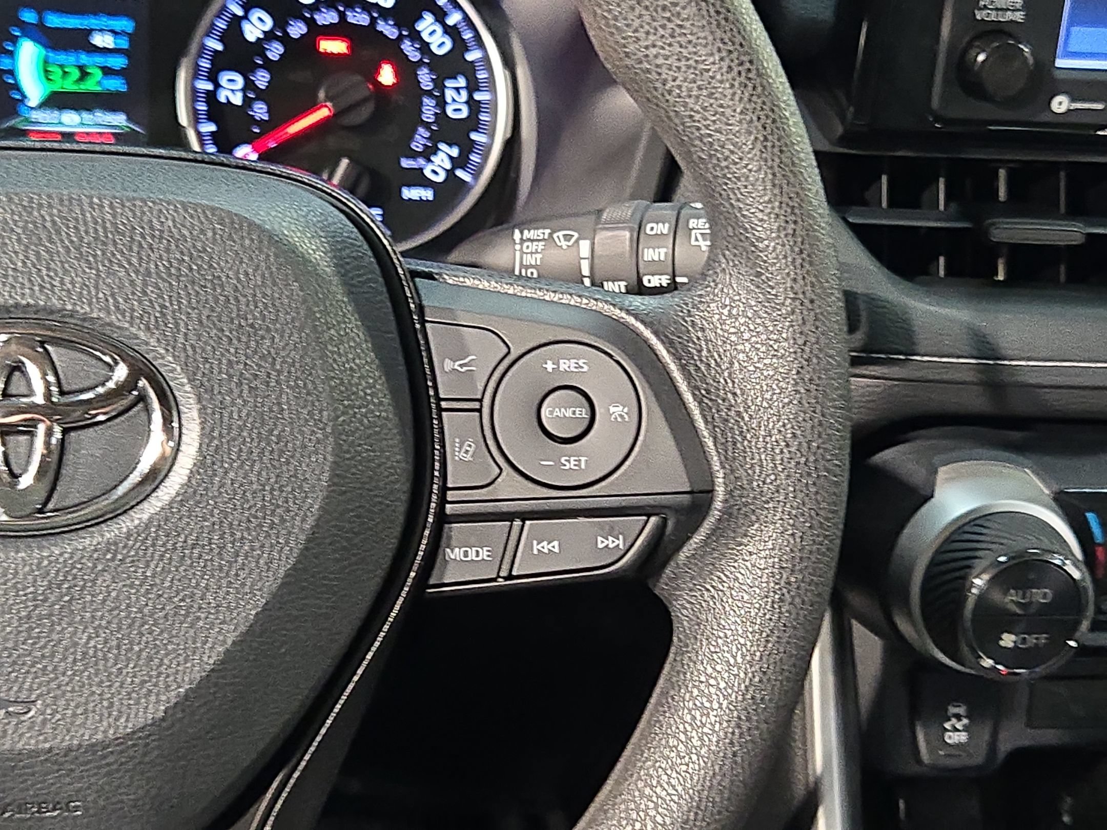 Used 2020 Toyota RAV4 XLE w/ Convenience Package FWD image 29