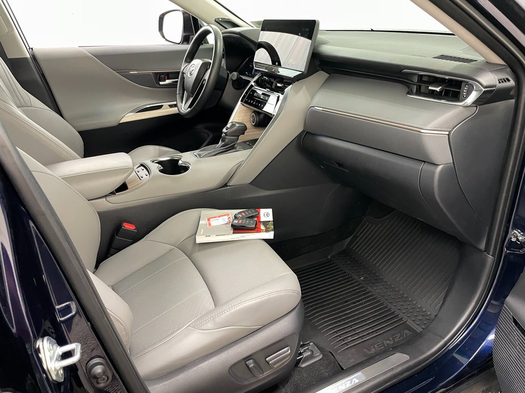 Used 2024 Toyota Venza Limited image 42