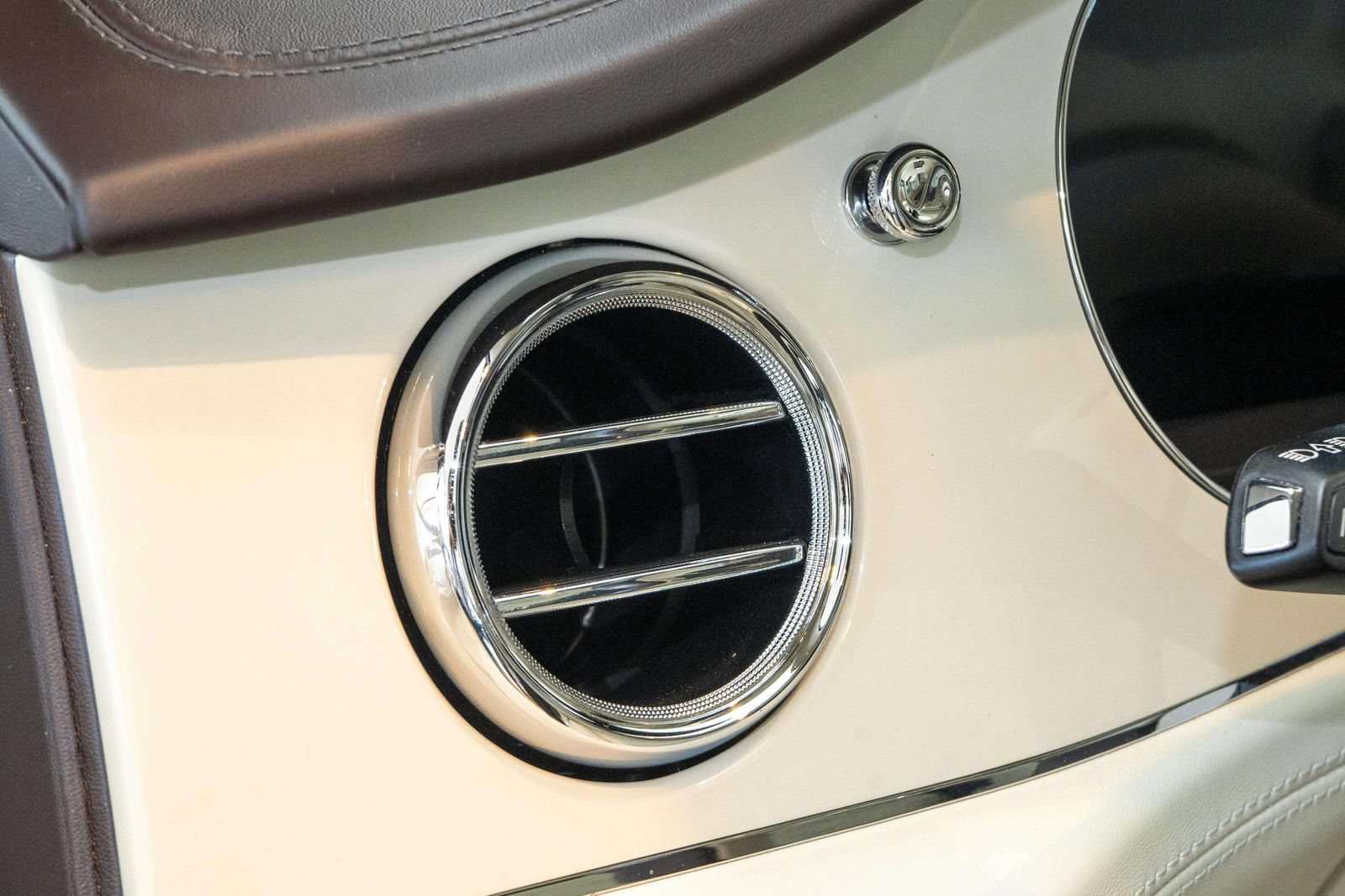 Used 2022 Bentley Bentayga AWD/4WD image 32
