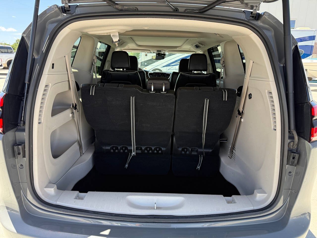 Used 2023 Chrysler Pacifica Limited FWD image 28