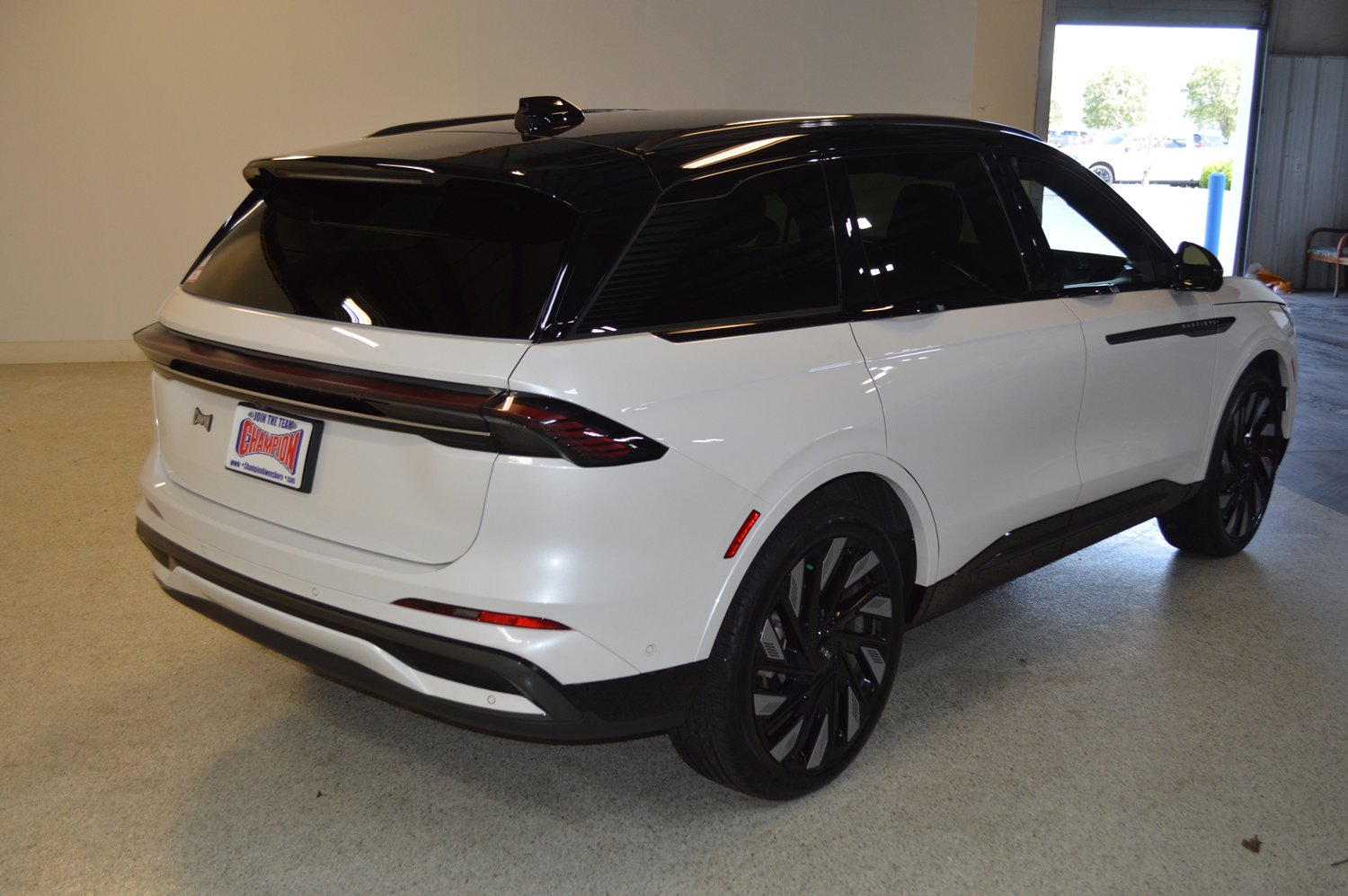 Used 2024 Lincoln Nautilus Reserve w/ Jet Appearance Package (87T) AWD/4WD image 3