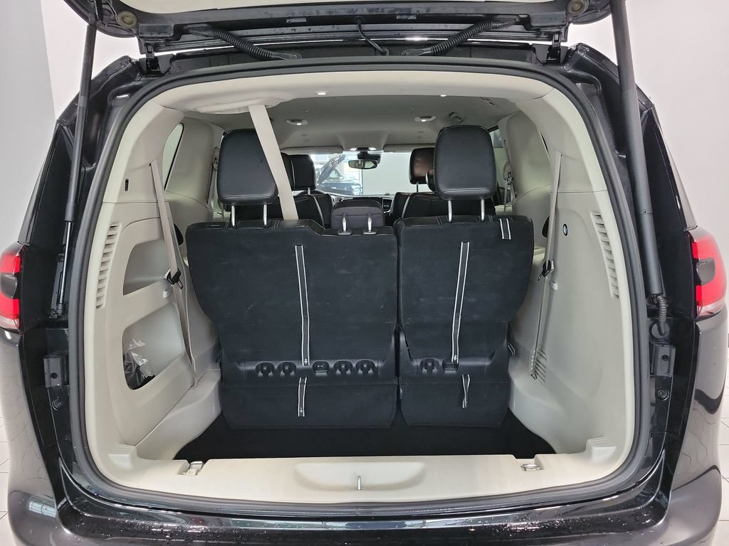 Certified 2023 Chrysler Pacifica Touring-L FWD image 13