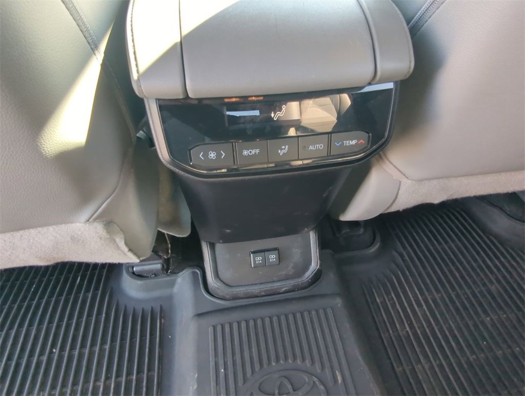 Used 2021 Toyota Highlander XLE image 15