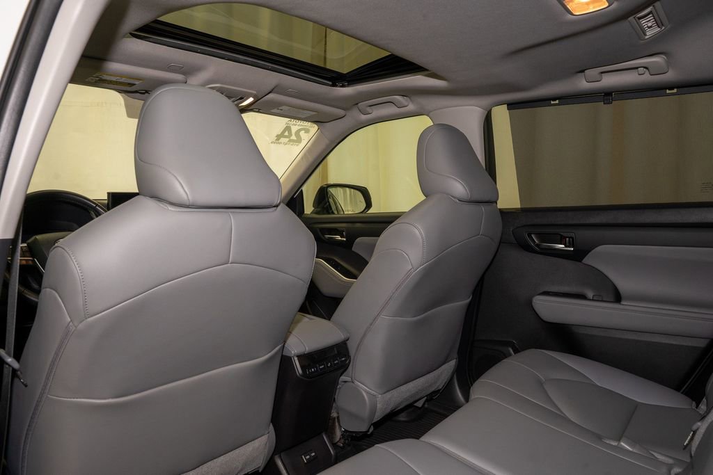 Used 2024 Toyota Highlander XLE image 10