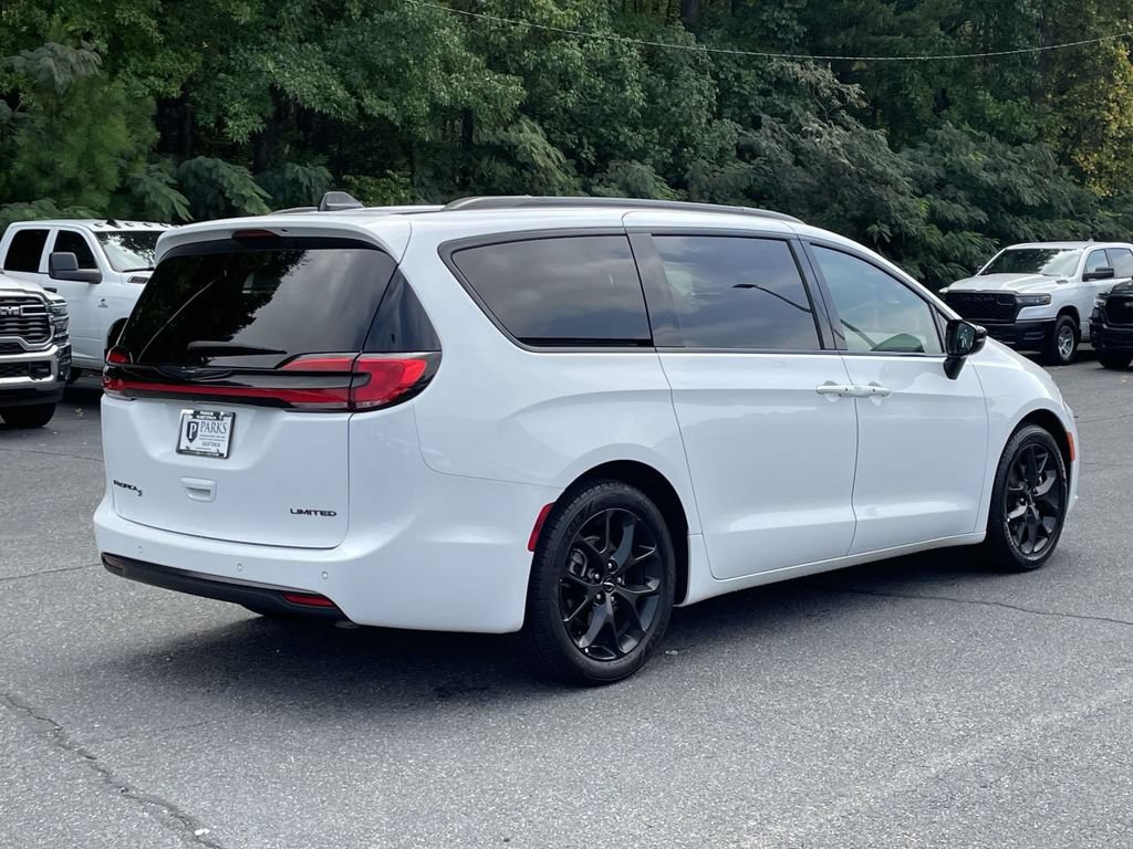 Certified 2025 Chrysler Pacifica Limited FWD image 9