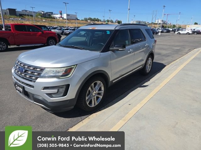 Used 2017 Ford Explorer XLT w/ Equipment Group 202A FWD image 3