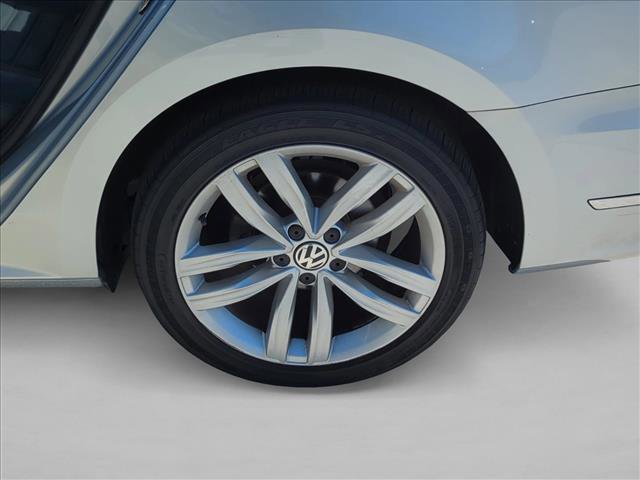 Used 2018 Volkswagen Passat 2.0T SEL Premium image 26
