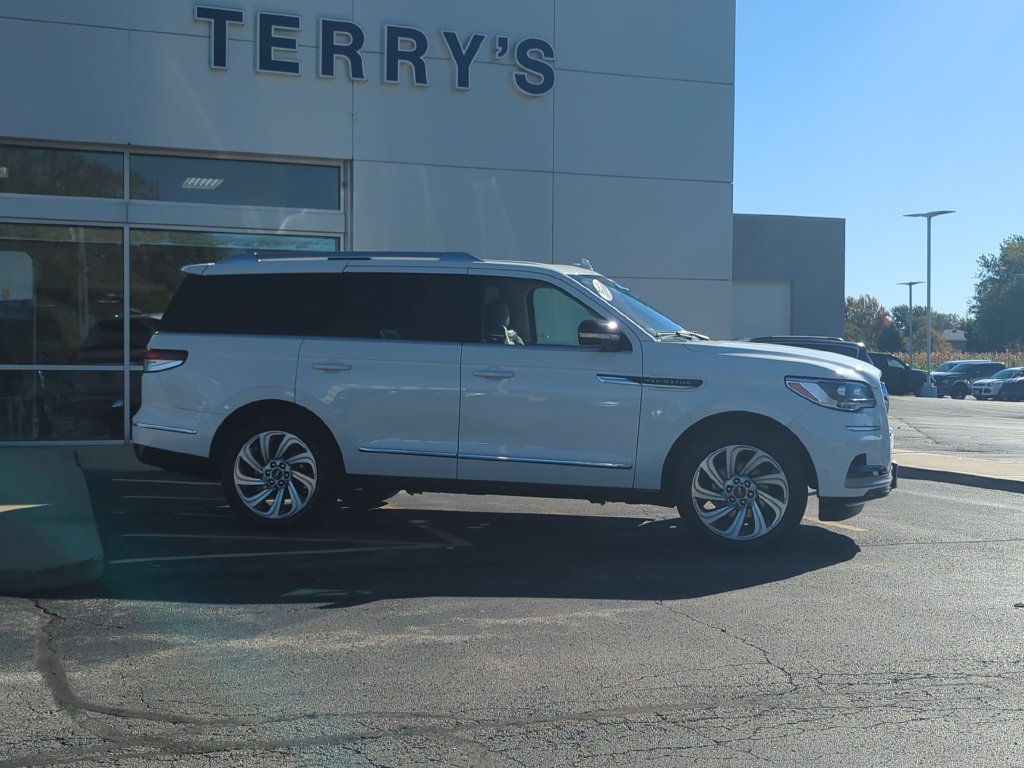 Used 2024 Lincoln Navigator Reserve AWD/4WD image 2
