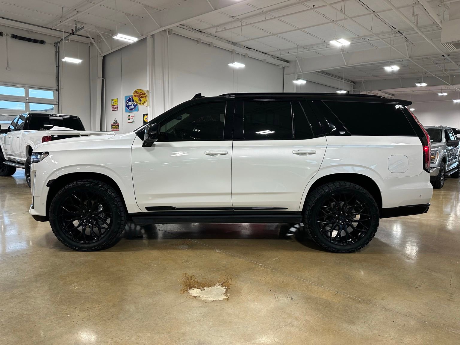 Used 2024 Cadillac Escalade Sport Platinum w/ LPO, ONYX Package AWD/4WD image 5
