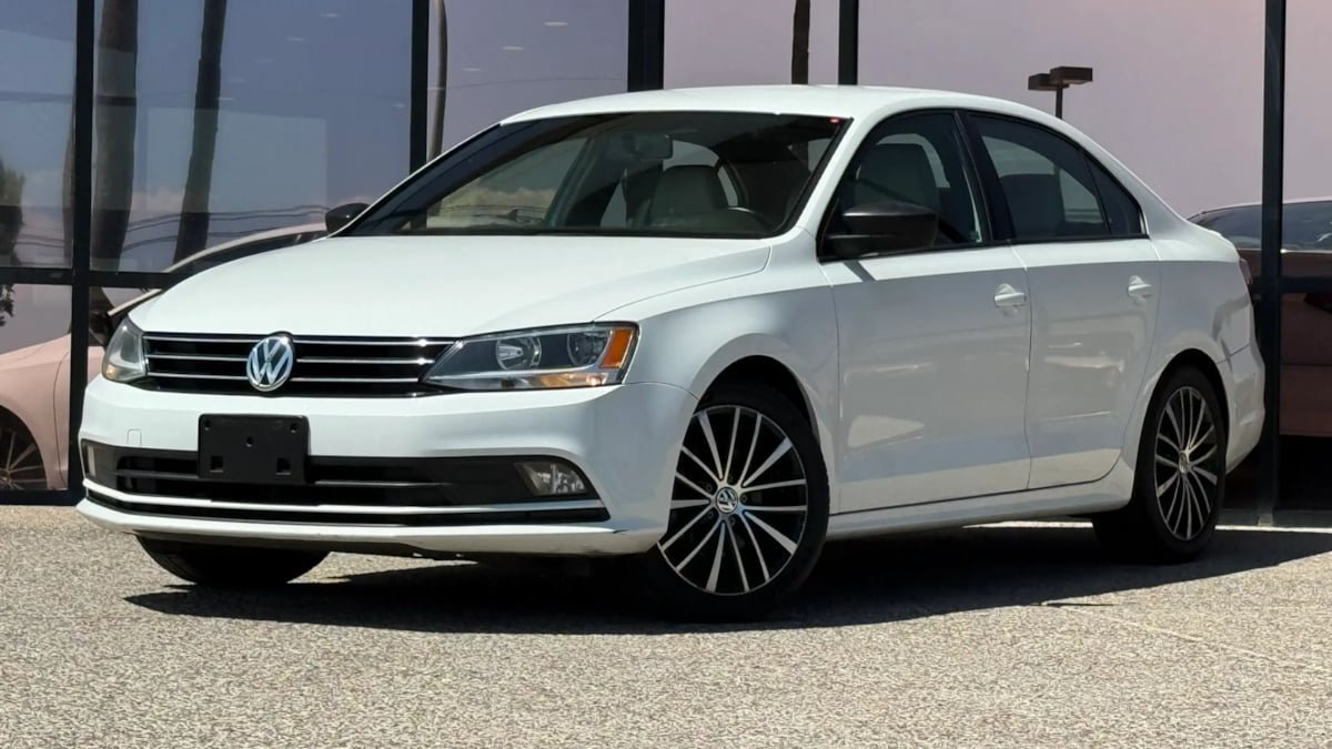 Used 2016 Volkswagen Jetta Sport FWD image 2