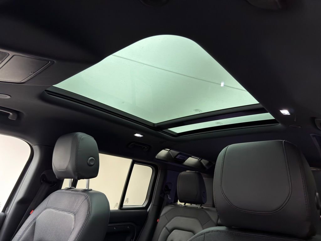 Used 2022 Land Rover Defender 110 X-Dynamic SE image 7