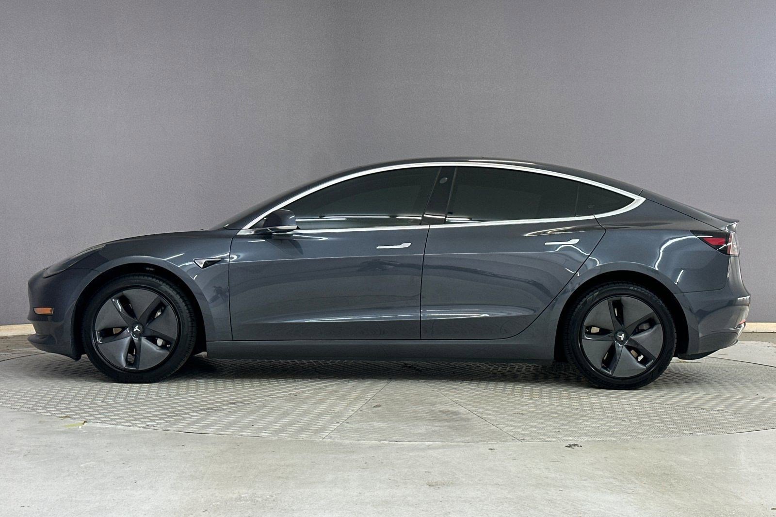 Used 2018 Tesla Model 3 Mid Range RWD image 2