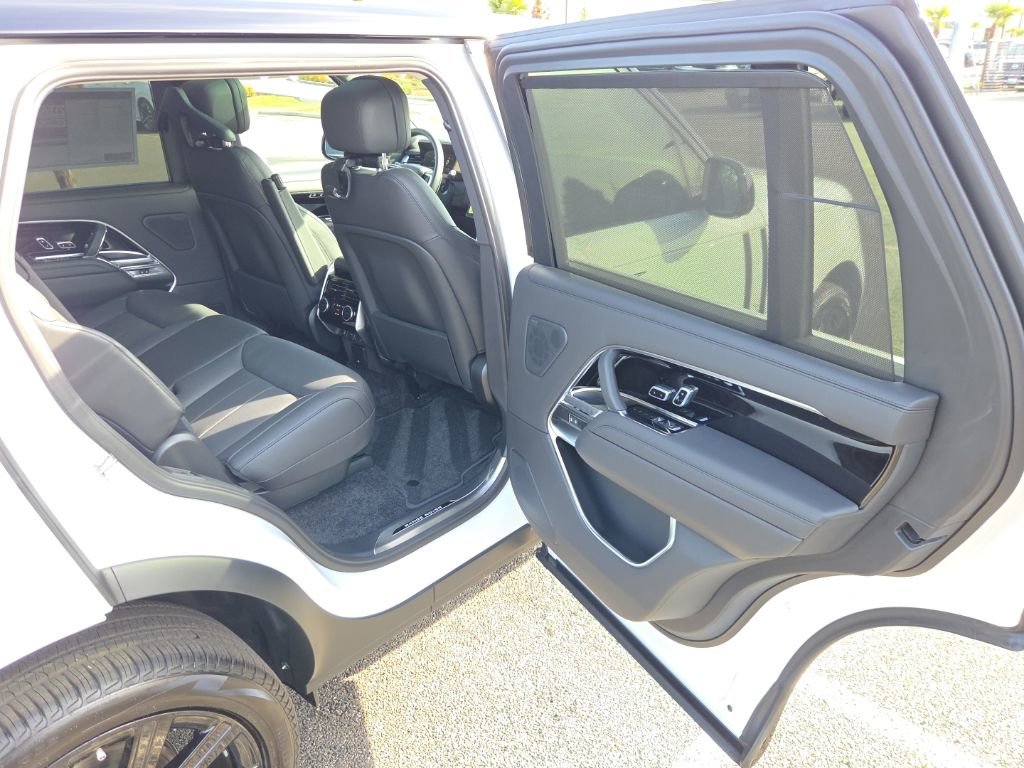 New 2026 Land Rover Range Rover Long Wheelbase SE AWD/4WD image 17