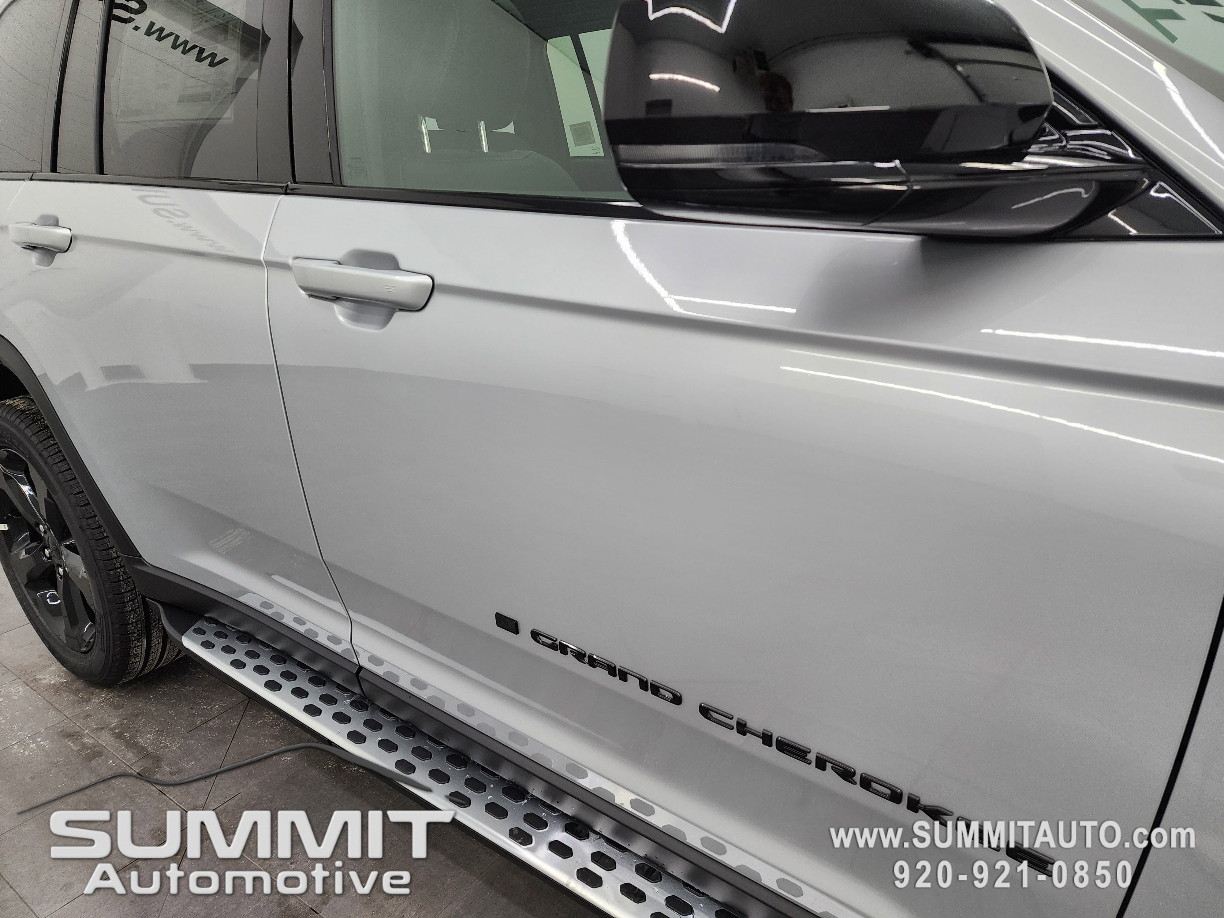 New 2025 Jeep Grand Cherokee Limited w/ Black Appearance Package image 24