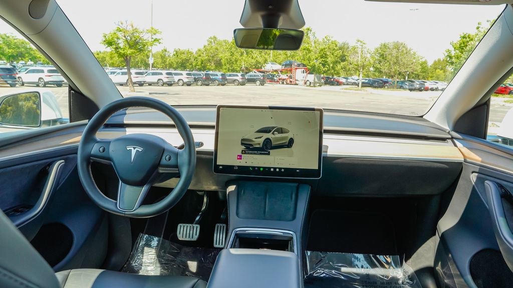 Used 2024 Tesla Model Y Performance AWD/4WD image 14